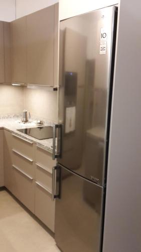 フンシャルにあるFunchal Apartament Marina View with PARKING FREEの- ステンレス製の冷蔵庫付きのキッチン