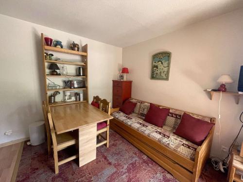 Résidence Pluton - Studio en plein cœur de station, face aux pistes avec place de parking privée et couverte MAE-5261