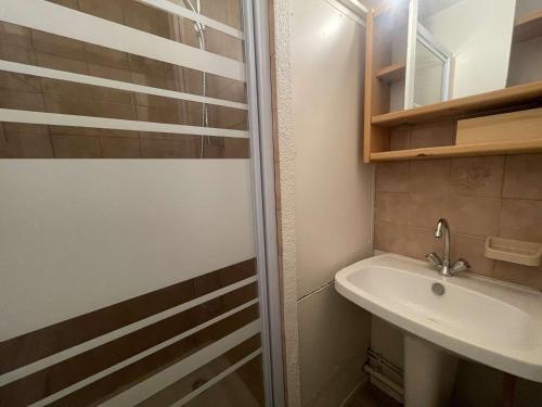 Résidence Pluton - Studio en plein cœur de station, face aux pistes avec place de parking privée et couverte MAE-5261