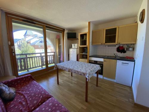 Résidence Soleil - Appartement T2 skis aux pieds avec vue sur les montagnes et place de parking privée couverte MAE-5401