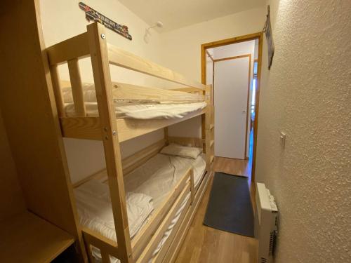 Résidence Soleil - Appartement T2 skis aux pieds avec vue sur les montagnes et place de parking privée couverte MAE-5401