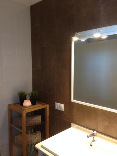 un bagno con un grande specchio e un lavandino di No 31 Bed & Breakfast a Olvera