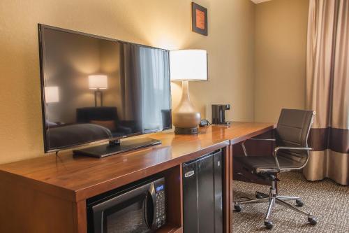 TV a/nebo společenská místnost v ubytování Comfort Inn PA Turnpike - I-81