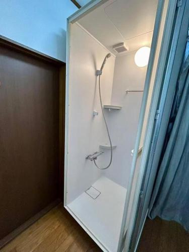 AiES Kita-Senju, 2-3rd floor, 8-minute walk from Kita-Senju Station, direct access to Tokyo Skytree, Asakusa, Akihabara, Ueno, Ginza, Roppongi, Shibuya, 6 beds, maximum occupancy 9 people, 60 square meters with Kitchen appliances