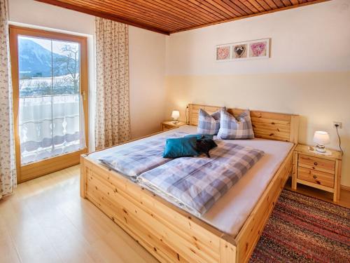 皮恩山口施皮塔爾的住宿－Ferienhof Breitenbaumer，卧室配有一张床,上面放着一只猫