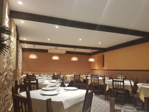 Reštaurácia alebo iné gastronomické zariadenie v ubytovaní Hostal Mesón Castilla