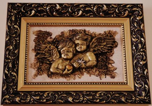 a picture of two babies in a frame at Dworek Emilli in Wieliczka