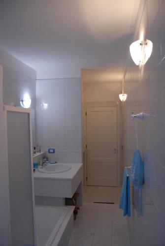 a bathroom with a sink and a tub and a toilet at B&B Filomena in Santa Giusta