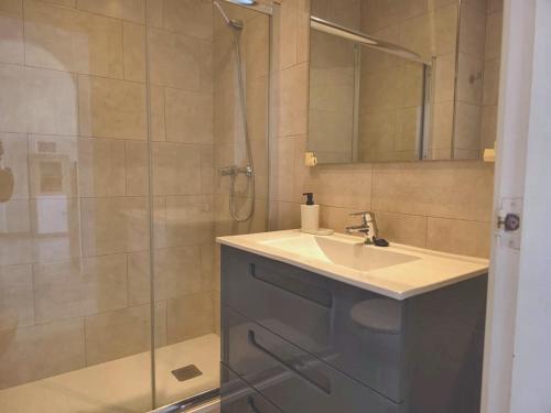 BUENAVISTA - 2-Bedroom for 4 with Sea-View Terrace and AC - Free Street Parking