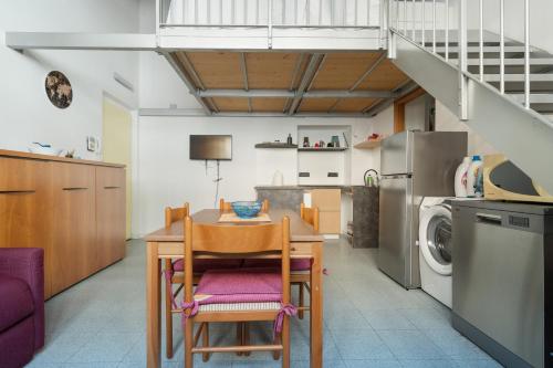 GuestHost - Comfy Apartment X5 California MM4