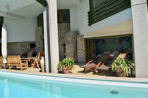 Exklusive Wohneinheit mit Panoramablick und Pool