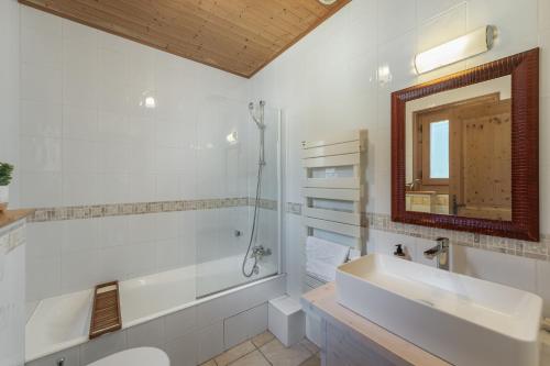 Montbeliarde - Chalet avec jacuzzi - BO Immobilier - Reduced prices on ski passes Châtel & Portes du Soleil