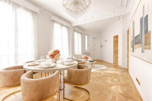 Stunning Parisian Apartment on Champs-Élysées