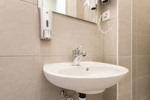 Gorgeous 1BR Apt near AKH Hospital