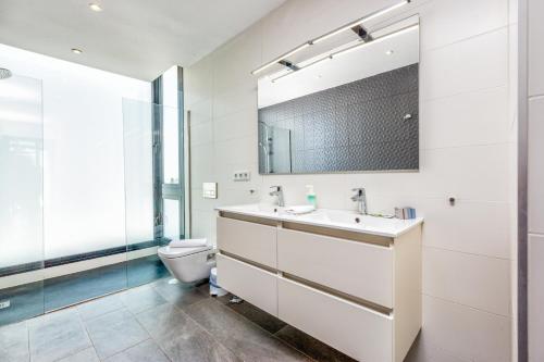 Villa Oasis Private Pool & Jacuzzi Sleeps 12