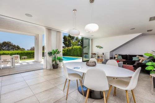 Villa Oasis Private Pool & Jacuzzi Sleeps 12