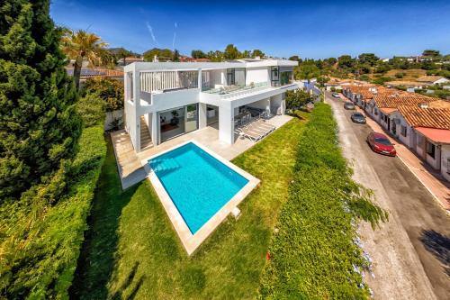 Villa Oasis Private Pool & Jacuzzi Sleeps 12