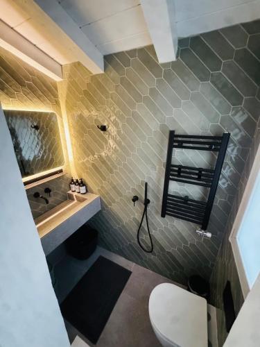 Under the Acropolis Plaka Luxury Apartment