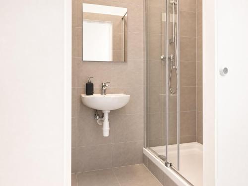Cozy 2BR Apt, near AKH Hospital-ideal for short & Longstay