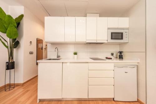 Industrial studio in the city center by REMS