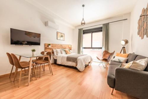 Industrial studio in the city center by REMS