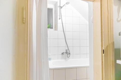 Attractive 2BR Apt Near AKH Ideal for short & Longstays