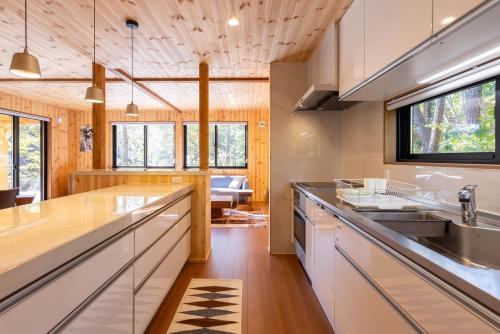 NEW Chalet Oinosu 5 Bedrooms 2 mins to ski resort