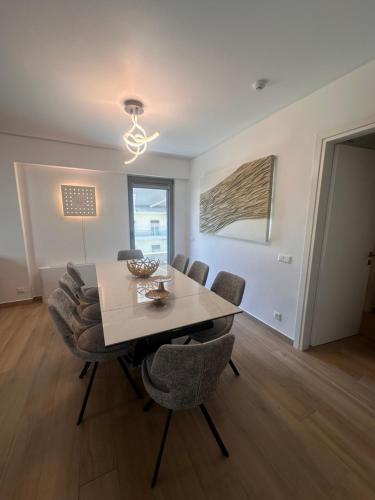 Brand-New Luxury Apartment -Athens Riviera - Private Parking 3-Min Walk to the Beach