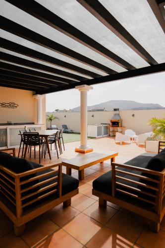 Moderne villa met verwarmd zwembad in Corralejo
