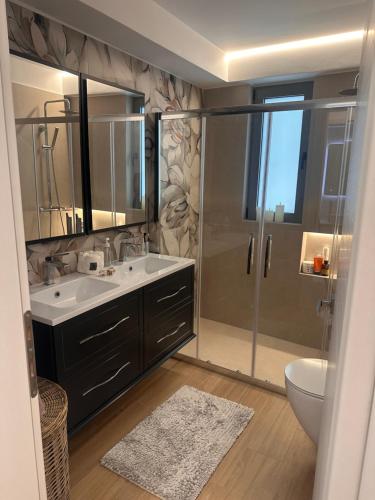 Brand-New Luxury Apartment -Athens Riviera - Private Parking 3-Min Walk to the Beach