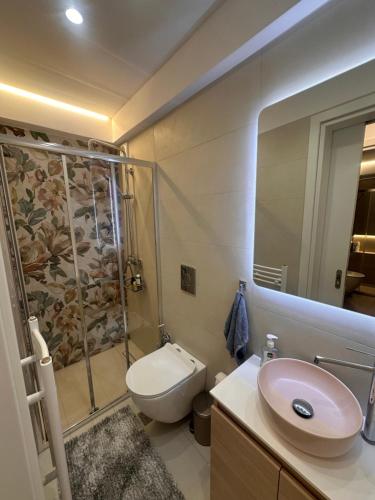 Brand-New Luxury Apartment -Athens Riviera - Private Parking 3-Min Walk to the Beach