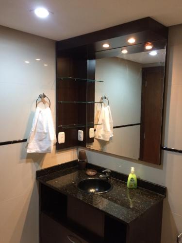 a bathroom with a sink and a mirror at Apartamento Baviera in Canela