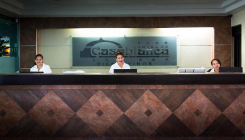 three women sitting at a counter in a room at Hotel de Casa Blanca in Lázaro Cárdenas