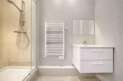 Family Appartment off Champs Elysees by Melvane