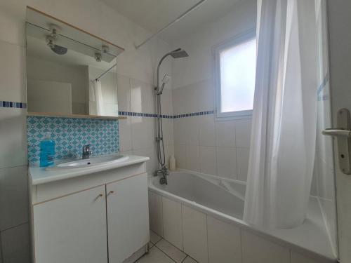 Large, spacious, fully equipped 4P - 2bedroom apartment - parking