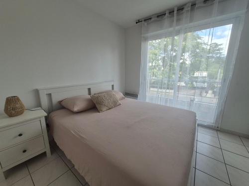 Large, spacious, fully equipped 4P - 2bedroom apartment - parking