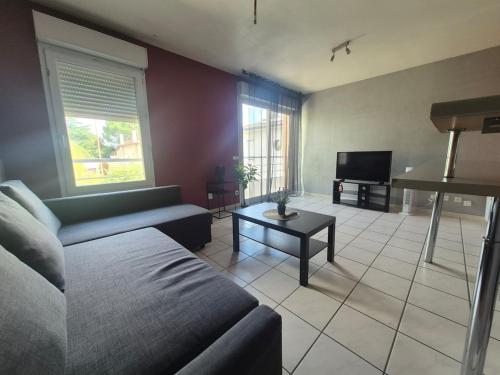 Large, spacious, fully equipped 4P - 2bedroom apartment - parking