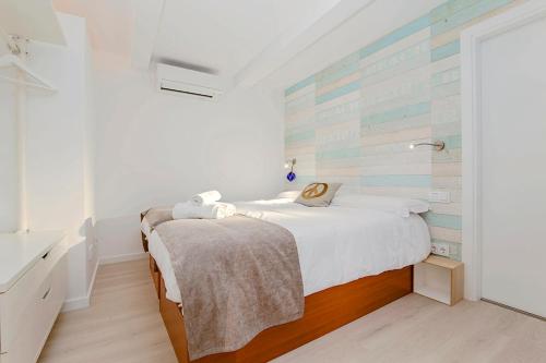 ein Schlafzimmer mit 2 Betten und einer gestreiften Wand in der Unterkunft Can Blau Homes Turismo de Interior in Palma de Mallorca