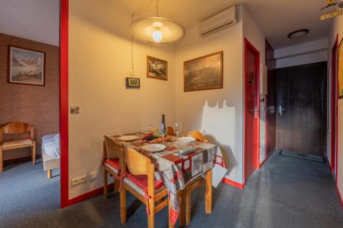 Cham Sud Chailloud102 Chamonix Centre Balcony Views Sleeps 3 - Happy Rentals