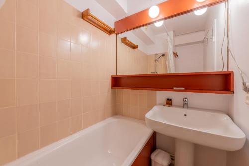 Cham Sud Chailloud102 Chamonix Centre Balcony Views Sleeps 3 - Happy Rentals