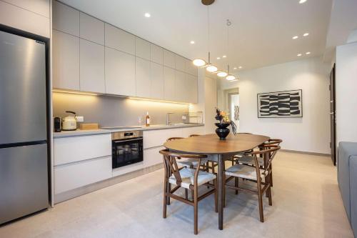 Elegant & Spacious 3BR Apt with Balcony in Pagrati