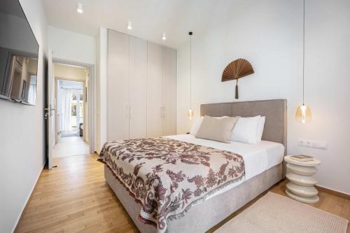 Elegant & Spacious 3BR Apt with Balcony in Pagrati