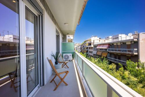 Elegant & Spacious 3BR Apt with Balcony in Pagrati