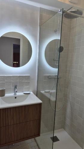 T2 Hyères neuf 4p, clim, 250m plage, parking privé devant le logement