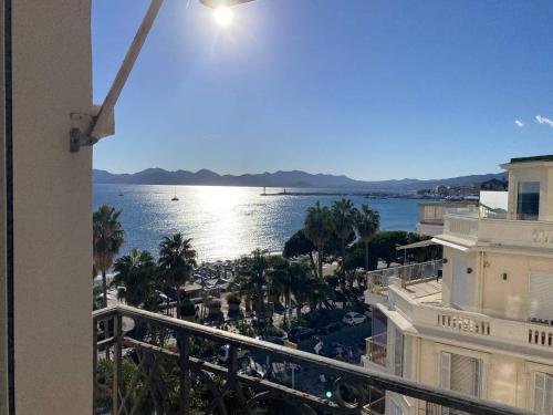 Cannes La Croisette - Vaste appartement 2 pièces vue mer