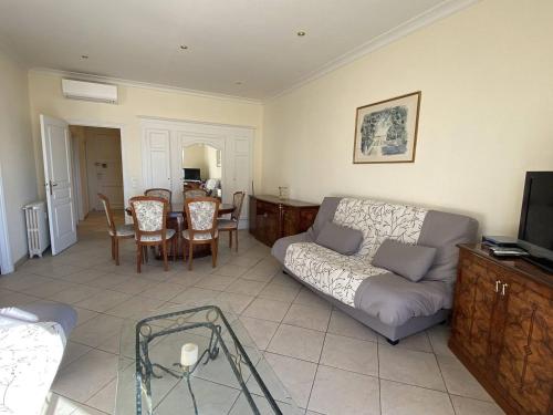 Cannes La Croisette - Vaste appartement 2 pièces vue mer