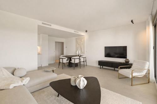 Designer 2-Bed with Garden Camarate Hills RDR577