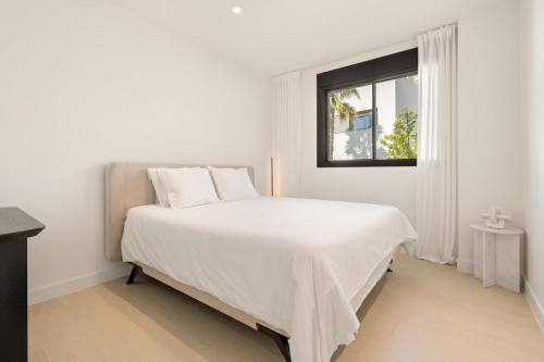 Designer 2-Bed with Garden Camarate Hills RDR577