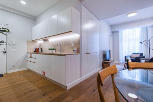Upscale & Modern 2BDR Apartment by LovelyStay