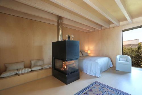 サヴェッレトリにあるMasseria Pittoreのリビングルーム(暖炉、ベッド付)